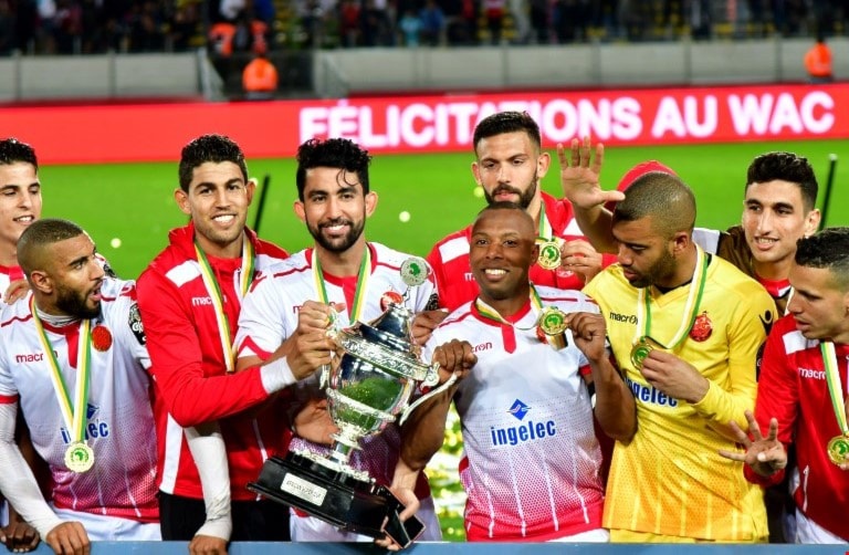 لاعبو الوداد خلال تتويجهم (أ ف ب) لاعبو الوداد خلال تتويجهم (أ ف ب)