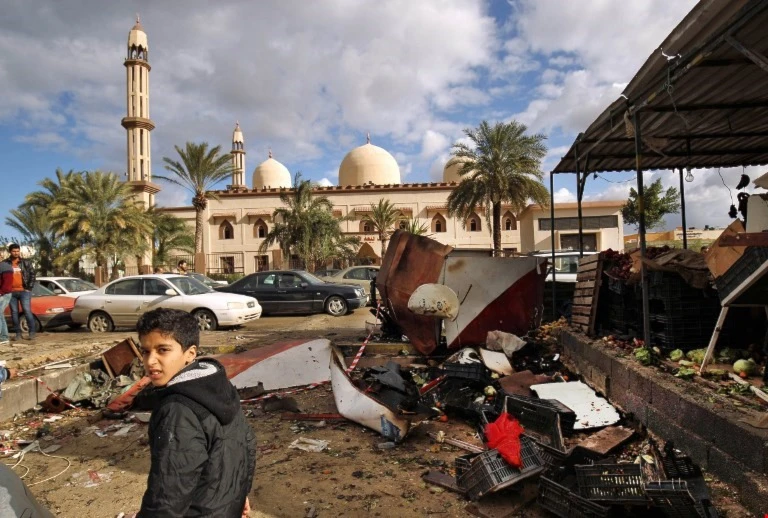 آثار انفجار في بنغازي أواخر الشهر الفائت (أ ف ب) آثار انفجار في بنغازي أواخر الشهر الفائت (أ ف ب)