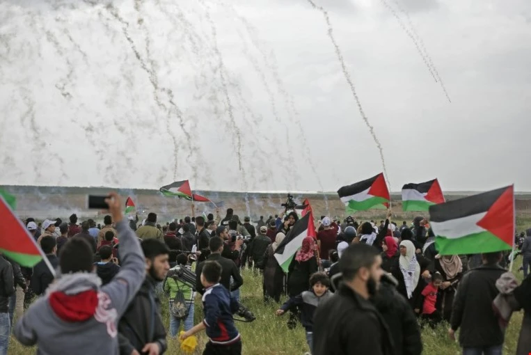 الجيش الإسرائيلي يواجه مسيرة العودة الكبرى في قطاع غزة بالرصاص الحي الجيش الإسرائيلي يواجه مسيرة العودة الكبرى في قطاع غزة بالرصاص الحي