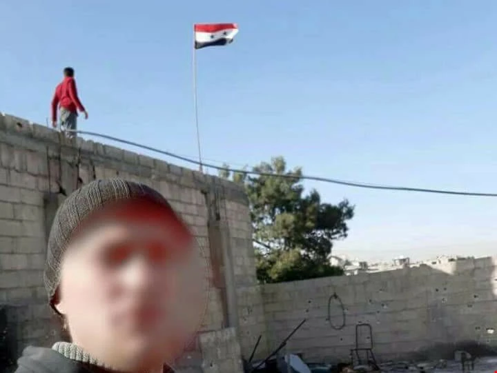صور تظهر رفع العلم السوري في بلدة حمورية صور تظهر رفع العلم السوري في بلدة حمورية