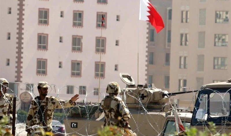 المحكمة العسكرية في البحرين تصدر أحكاماً نهائية بالإعدام ضد ستة مواطنين بتهم لم تحدث وليس لها أثر، وتحيط بالمحكمة إجراءات عسكرية مشددة المحكمة العسكرية في البحرين تصدر أحكاماً نهائية بالإعدام ضد ستة مواطنين بتهم لم تحدث وليس لها أثر، وتحيط بالمحكمة إجراءات عسكرية مشددة