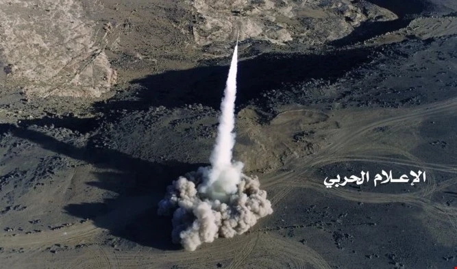 إطلاق صاروخ بالستي من نوع "بدر واحد" على مخازن شركة أرامكو النفطية إطلاق صاروخ بالستي من نوع "بدر واحد" على مخازن شركة أرامكو النفطية