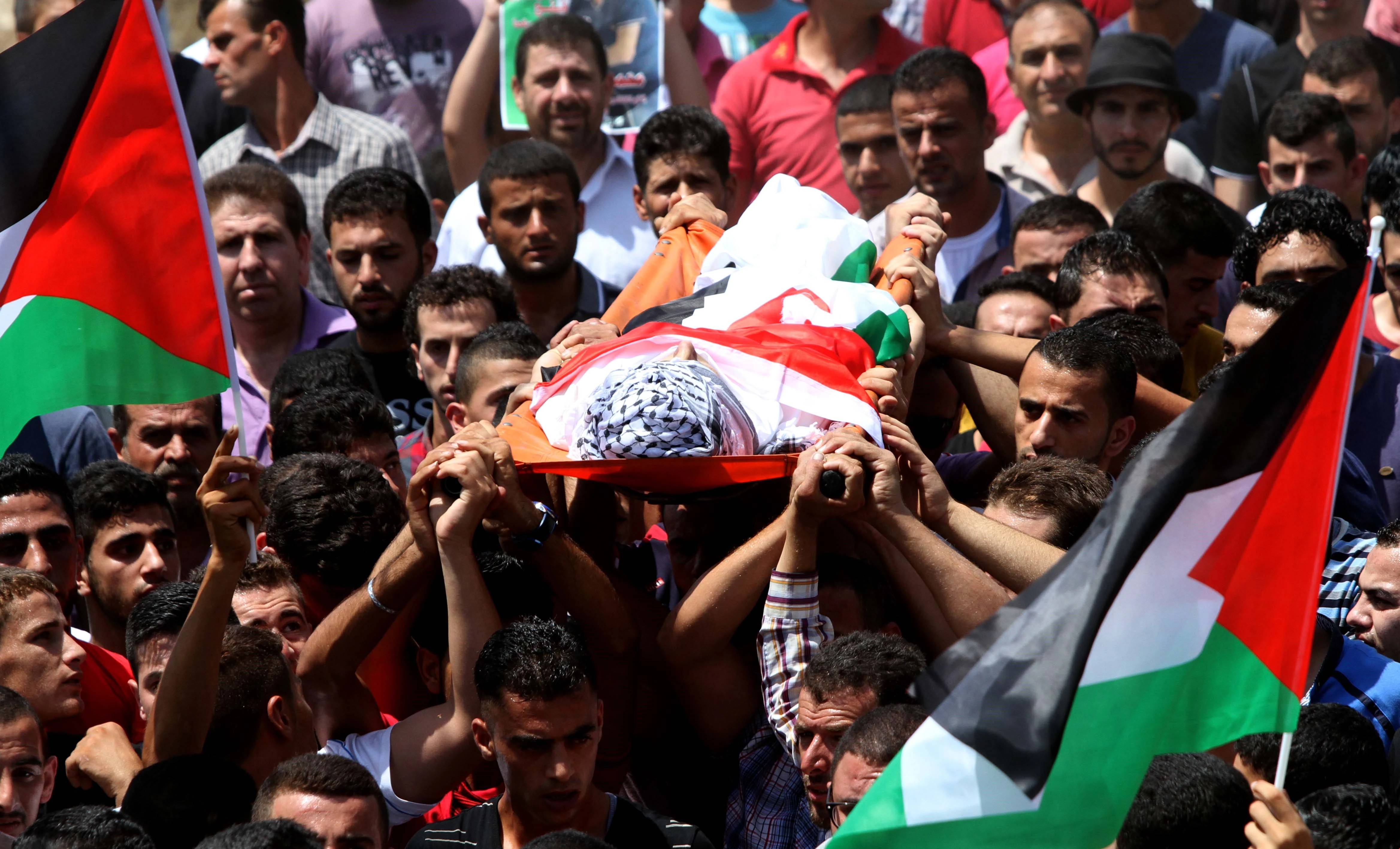 ارتقى عشرات الشهداء إلى السماء وأصيب بجروح عدّة آلاف من أبناء فلسطين في يوم الأرض ارتقى عشرات الشهداء إلى السماء وأصيب بجروح عدّة آلاف من أبناء فلسطين في يوم الأرض