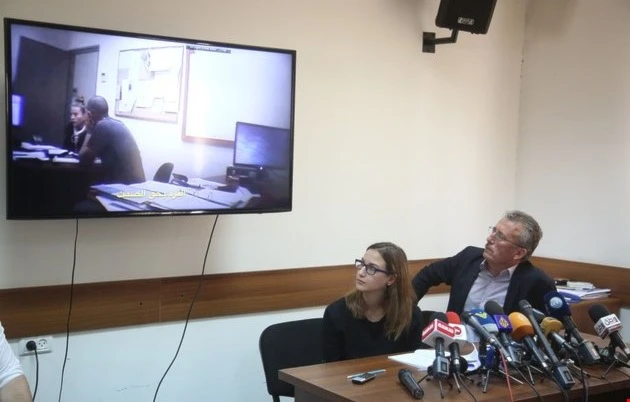 عائلة عهد التميمي تعلن أنها تقدمت بشكوى ضد المحقق فيما وصفت مؤسسة الحق القانونية ما تعرضت له عهد بأنه غير قانوني عائلة عهد التميمي تعلن أنها تقدمت بشكوى ضد المحقق فيما وصفت مؤسسة الحق القانونية ما تعرضت له عهد بأنه غير قانوني