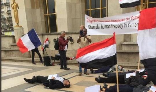 متظاهرون فرنسيون ويمنيون في ساحة تروكاديرو المقابلة لبرج إيفل متظاهرون فرنسيون ويمنيون في ساحة تروكاديرو المقابلة لبرج إيفل