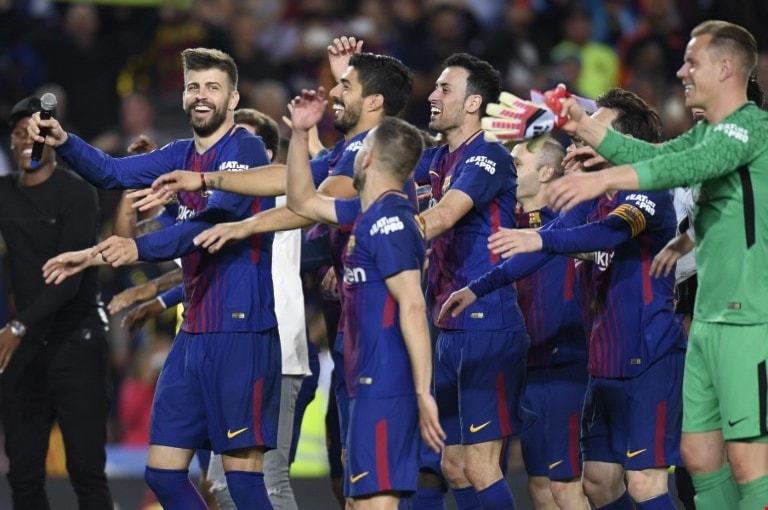 ارتدى كل لاعب في برشلونة قميصاً يحمل اسم والدته (أ ف ب) ارتدى كل لاعب في برشلونة قميصاً يحمل اسم والدته (أ ف ب)