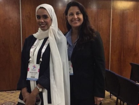 ممثلة الإمارات تبتسم إلى جانب ممثلة كيان الاحتلال ممثلة الإمارات تبتسم إلى جانب ممثلة كيان الاحتلال