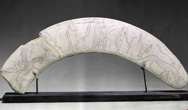 عصا سحرية فرعونية من الأسرة الوسطى 1800 ق.م. (روسيا اليوم) عصا سحرية فرعونية من الأسرة الوسطى 1800 ق.م. (روسيا اليوم)