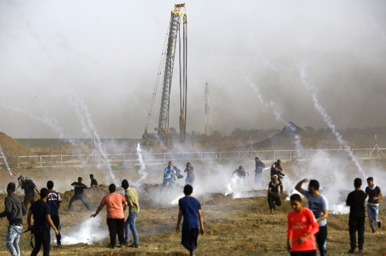 استشهاد شاب فلسطيني وإصابة 41 برصاص الاحتلال في الجمعة التاسعة لمسيرات العودة (أ ف ب) استشهاد شاب فلسطيني وإصابة 41 برصاص الاحتلال في الجمعة التاسعة لمسيرات العودة (أ ف ب)