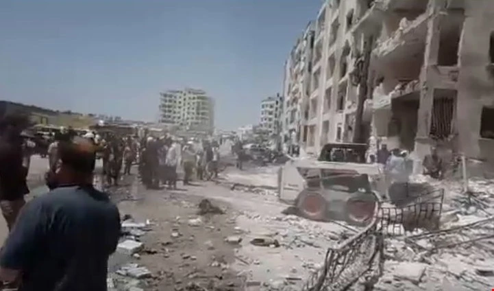 قتلى وجرحى بانفجار سيارة مفخخة قرب مقر "تحرير الشام" بإدلب قتلى وجرحى بانفجار سيارة مفخخة قرب مقر "تحرير الشام" بإدلب