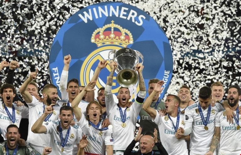 لاعبو ريال مدريد خلال تتويجهم (أ ف ب) لاعبو ريال مدريد خلال تتويجهم (أ ف ب)