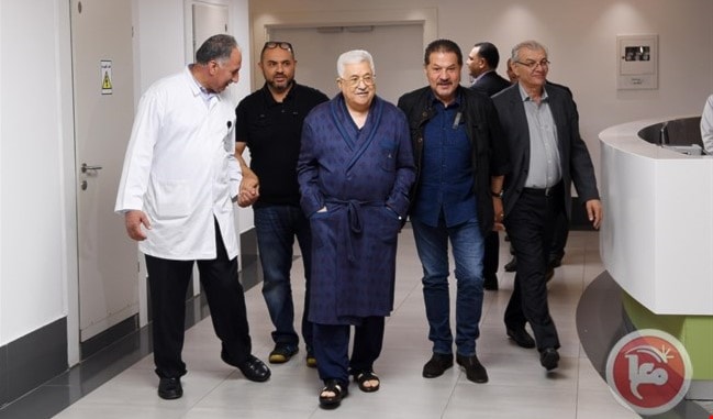 عباس لدى مغادرته المستشفى (الصورة لوكالة معا) عباس لدى مغادرته المستشفى (الصورة لوكالة معا)