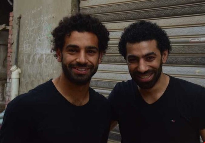 النجم محمد صلاح وشبيهه الشاب المصري أحمد بهاء النجم محمد صلاح وشبيهه الشاب المصري أحمد بهاء