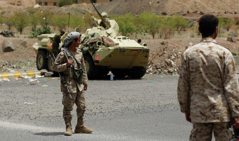 التحالف السعودي يعترف بمقتل جنديين سعوديين عند الحدود اليمنية السعودية التحالف السعودي يعترف بمقتل جنديين سعوديين عند الحدود اليمنية السعودية