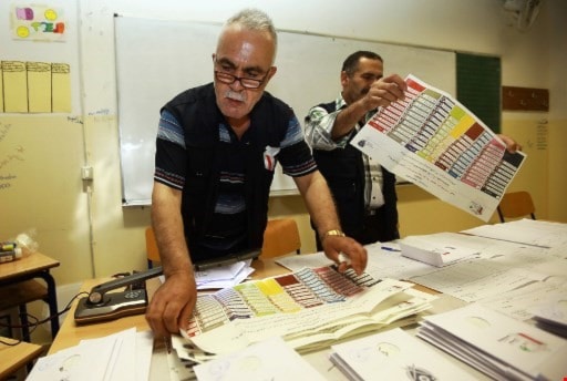 رئيس قلم في أحد مراكز الاقتراع (أ ف ب) رئيس قلم في أحد مراكز الاقتراع (أ ف ب)