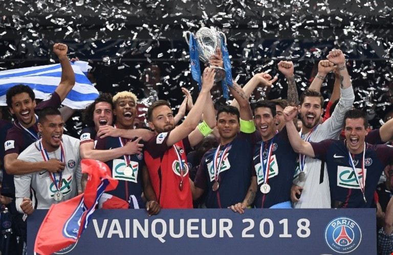 لاعبو سان جيرمان يرفعون الكأس (أ ف ب) لاعبو سان جيرمان يرفعون الكأس (أ ف ب)