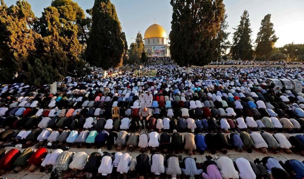 آلاف الفلسطينيين يؤدّون صلاة العيد في المسجدِ الأقصى آلاف الفلسطينيين يؤدّون صلاة العيد في المسجدِ الأقصى