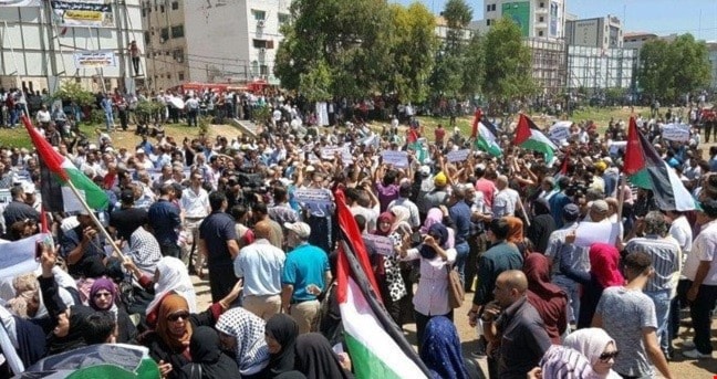 طالب الحراك بإنهاء الانقسام ووضع حداً للأزمات الحياتية التي يعيشها سكان القطاع طالب الحراك بإنهاء الانقسام ووضع حداً للأزمات الحياتية التي يعيشها سكان القطاع