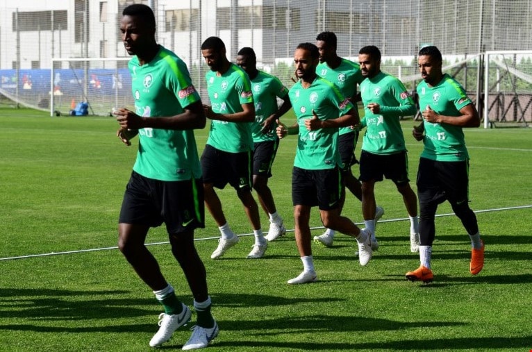 اندلع حريق بسيط في أحد محركات الطائرة التي كانت تقلّ المنتخب السعودي (أ ف ب) اندلع حريق بسيط في أحد محركات الطائرة التي كانت تقلّ المنتخب السعودي (أ ف ب)