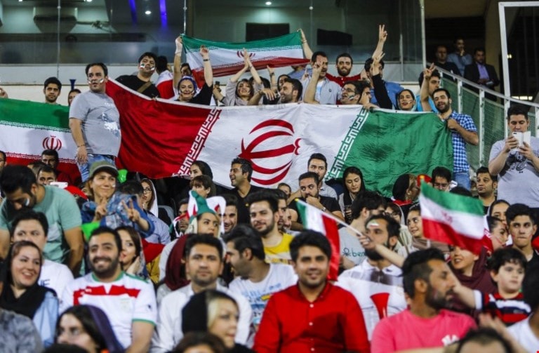 المشجّعون الإيرانيون في ملعب "آزادي" الشهير في طهران (أ ف ب) المشجّعون الإيرانيون في ملعب "آزادي" الشهير في طهران (أ ف ب)