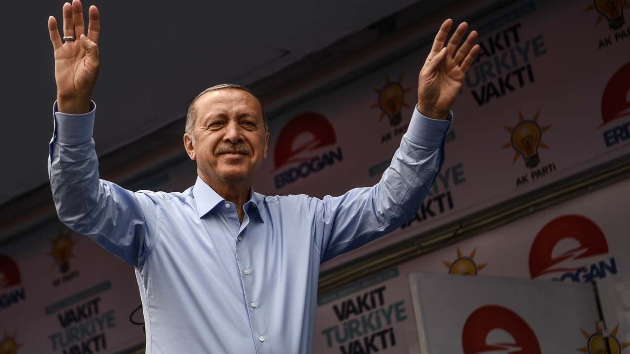 إردوغان: شعبنا منحنا وظيفة الرئاسة والمناصب التنفيذية وآمل ألا يحاول أحد التشكيك في النتائج إردوغان: شعبنا منحنا وظيفة الرئاسة والمناصب التنفيذية وآمل ألا يحاول أحد التشكيك في النتائج