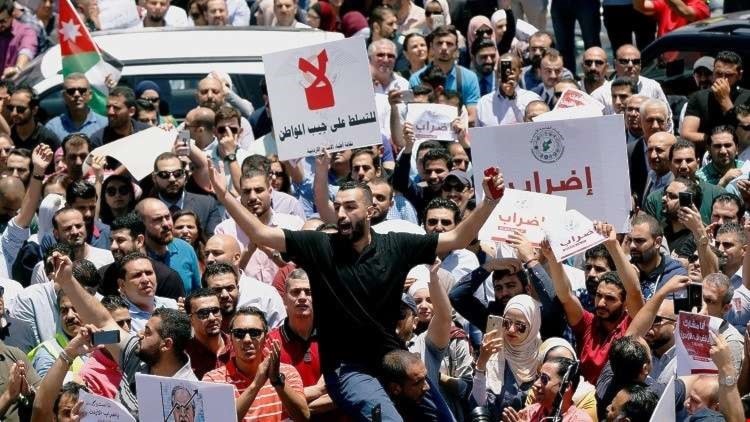 مجلس النقباء يقر بالإجماع السير بالإجراءات التصعيدية والاستمرار بالإضراب مجلس النقباء يقر بالإجماع السير بالإجراءات التصعيدية والاستمرار بالإضراب