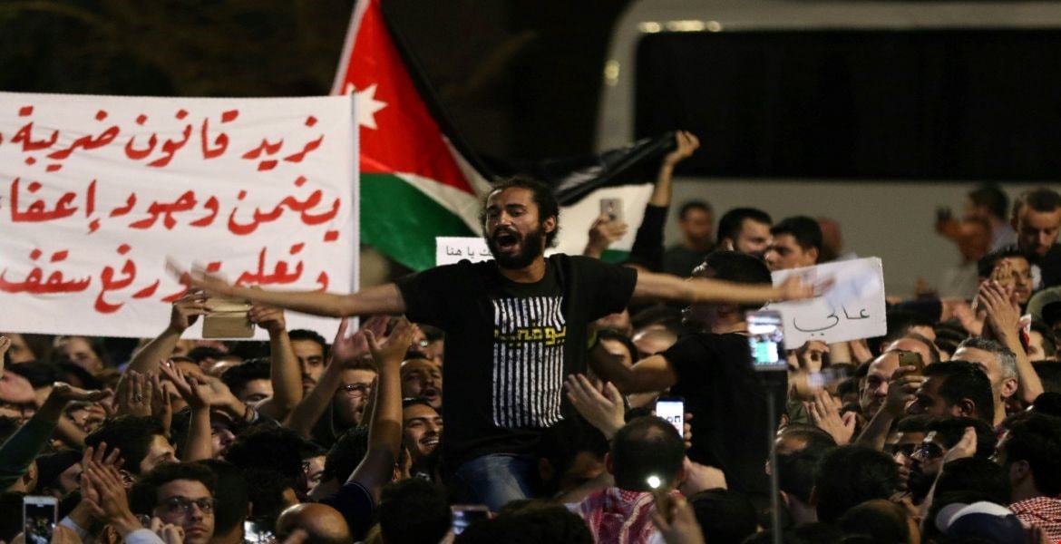 أعلن رئيس الوزراء المكلّف عمر الرزاز التوصّل إلى توافق على سحب مشروع قانون ضريبة الدخل أعلن رئيس الوزراء المكلّف عمر الرزاز التوصّل إلى توافق على سحب مشروع قانون ضريبة الدخل