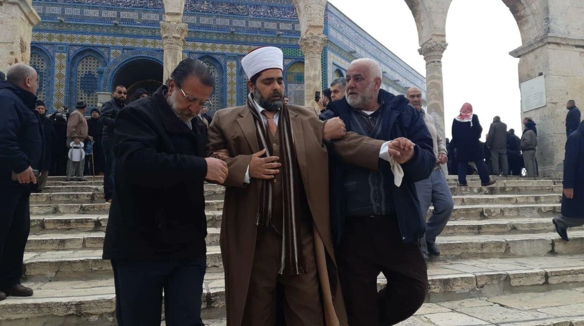 قوات الاحتلال اعتدت بالضرب على مدير المسجد الأقصى الشيخ عمر الكسواني قوات الاحتلال اعتدت بالضرب على مدير المسجد الأقصى الشيخ عمر الكسواني