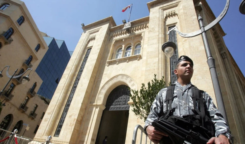شبان لبنانيون يقتحمون مجلس النواب ويطلقون هتافات منددة بالفساد شبان لبنانيون يقتحمون مجلس النواب ويطلقون هتافات منددة بالفساد