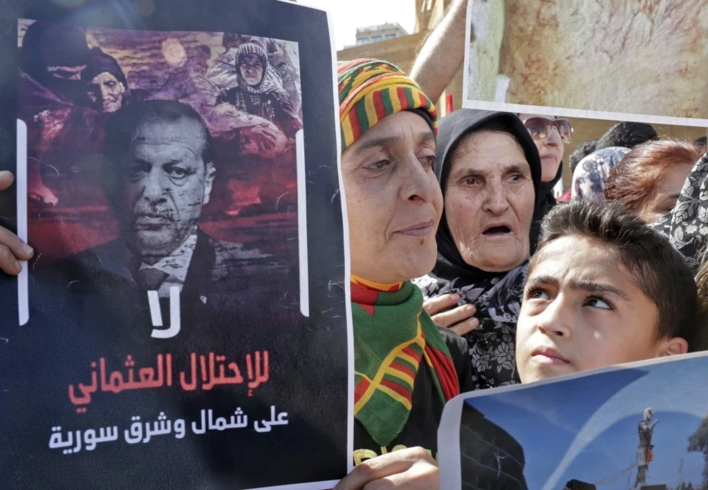 من المظاهرة الكردية ضد تركيا في العاصمة اللبنانية بيروت أمس / أ.ف.ب من المظاهرة الكردية ضد تركيا في العاصمة اللبنانية بيروت أمس / أ.ف.ب
