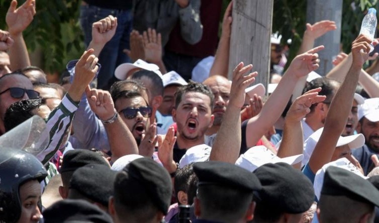 حكومة الليبراليين في الأردن، تُعيدنا إلى أجواء الأحكام العرفية وتفتح باب المحاكمات أمام المعلمين حكومة الليبراليين في الأردن، تُعيدنا إلى أجواء الأحكام العرفية وتفتح باب المحاكمات أمام المعلمين