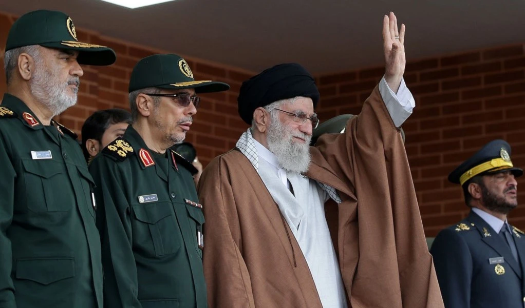 السيد خامنئي أكد خطورة إسقاط الحكومات دون وجود بدائل (أ ف ب) السيد خامنئي أكد خطورة إسقاط الحكومات دون وجود بدائل (أ ف ب)