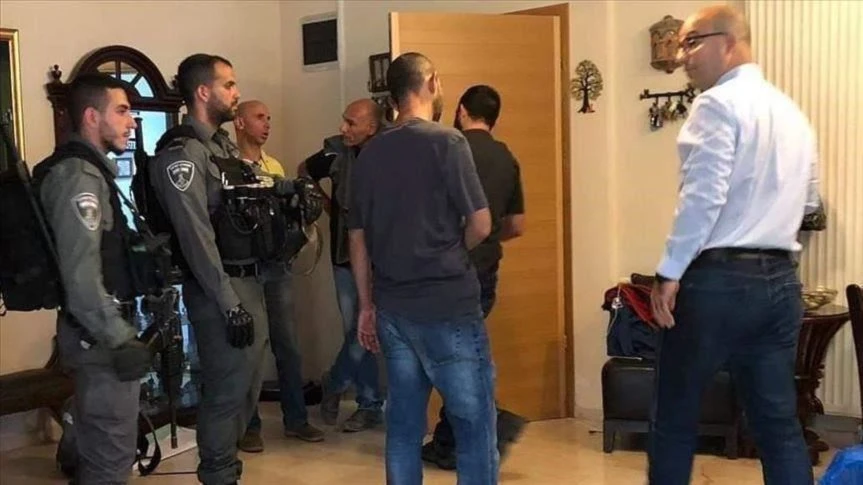 قوات الاحتلال تعتقل وزير شؤون القدس وتعتدي عليه أمام عائلته قوات الاحتلال تعتقل وزير شؤون القدس وتعتدي عليه أمام عائلته