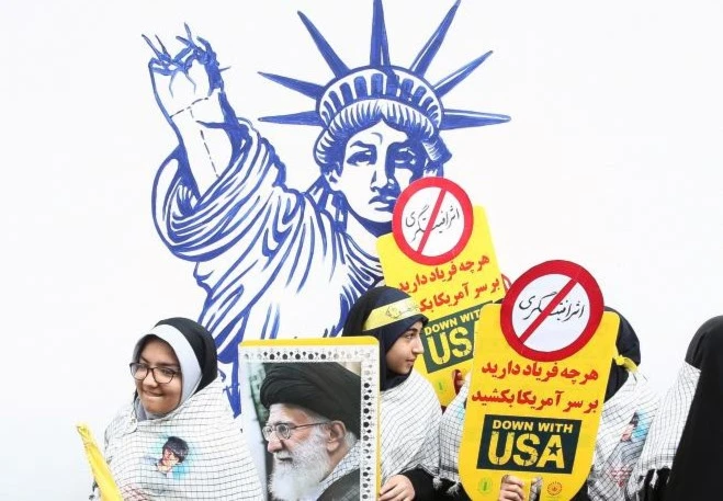 إيرانيات يتظاهرن أمام السفارة الأميركية في طهران في تشرين الثاني / نوفمبر 2019 إيرانيات يتظاهرن أمام السفارة الأميركية في طهران في تشرين الثاني / نوفمبر 2019