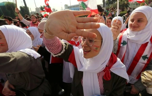 المرأة اللبنانية تطالب بحقوق جديدة وسط الحراك الشعبي المرأة اللبنانية تطالب بحقوق جديدة وسط الحراك الشعبي