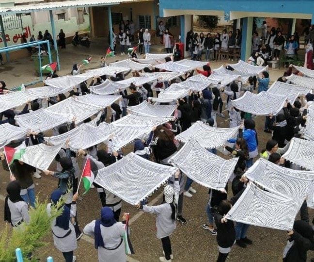 المدارس التونسية تعلّق الدروس لمدة 20 دقيقة تضامناً مع الفلسطينيين الذين يتعرَّضون للاعتداءات الإسرائيلية في غزَّة المدارس التونسية تعلّق الدروس لمدة 20 دقيقة تضامناً مع الفلسطينيين الذين يتعرَّضون للاعتداءات الإسرائيلية في غزَّة
