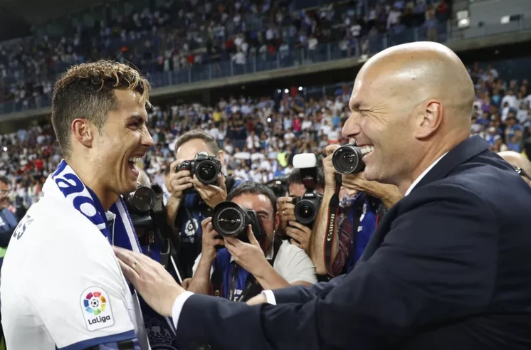 تتويجات ريال مدريد الثلاث في دوري الأبطال كانت بالدرجة الأولى بفضل زيدان ورونالدو تتويجات ريال مدريد الثلاث في دوري الأبطال كانت بالدرجة الأولى بفضل زيدان ورونالدو