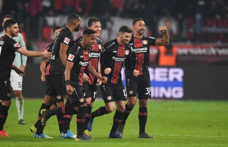 لاعبو باير ليفركوزن يحتفلون بالفوز على بايرن ميونيخ (أ ف ب) لاعبو باير ليفركوزن يحتفلون بالفوز على بايرن ميونيخ (أ ف ب)
