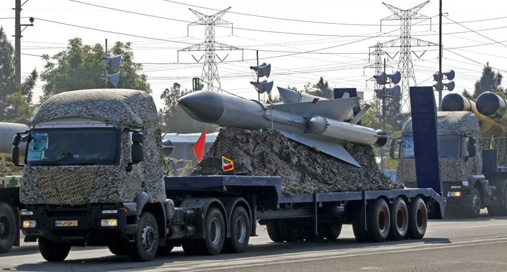 طهران تزيح الستار عن صاروخ بالستي ذكي طهران تزيح الستار عن صاروخ بالستي ذكي