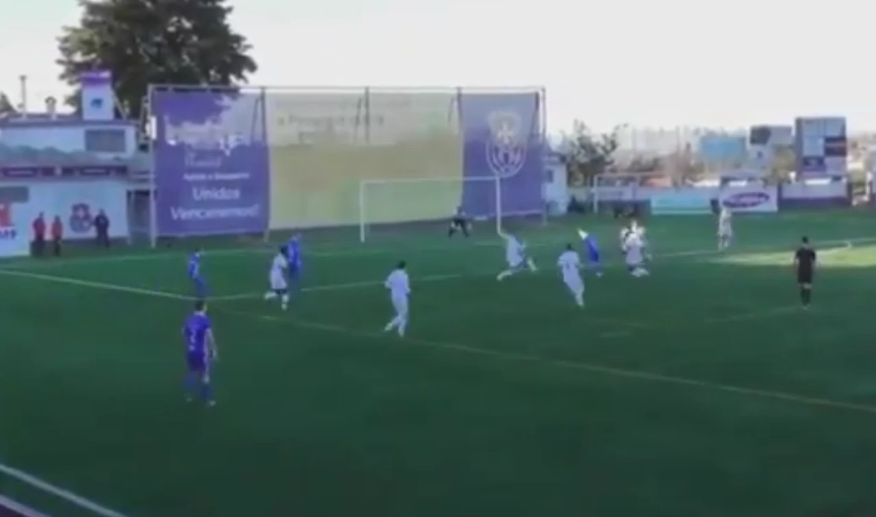 تخطى اللاعب 4 مدافعين ببراعة تخطى اللاعب 4 مدافعين ببراعة