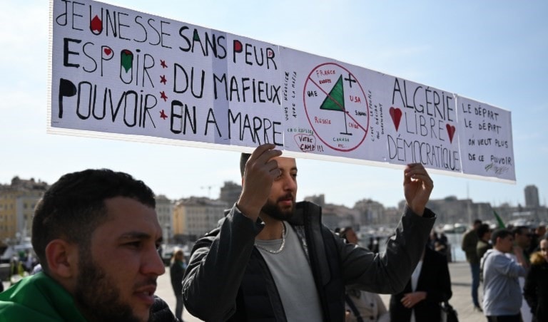جزائريون يتظاهرون في باريس للمطالبة بتغيير النظام في بلادهم (أ ف ب) جزائريون يتظاهرون في باريس للمطالبة بتغيير النظام في بلادهم (أ ف ب)