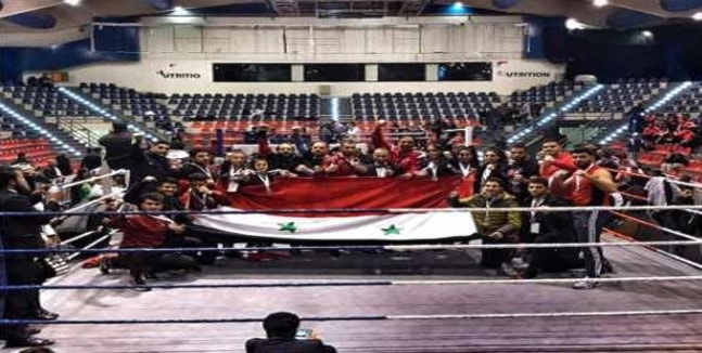 اللاعبون واللاعبات يرفعون العلم السوري اللاعبون واللاعبات يرفعون العلم السوري