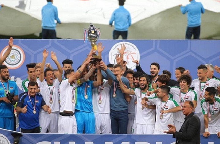 لاعبو العراق يرفعون كأس البطولة لاعبو العراق يرفعون كأس البطولة