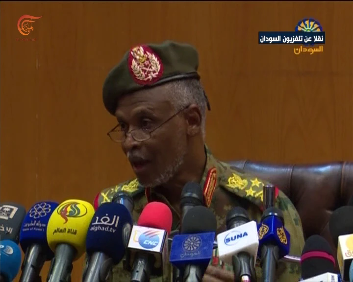 الفريق أول عمر زين العابدين خلال المؤتمر الصحافي للجنة السياسية بالمجلس العسكري الانتقالي السوداني الفريق أول عمر زين العابدين خلال المؤتمر الصحافي للجنة السياسية بالمجلس العسكري الانتقالي السوداني