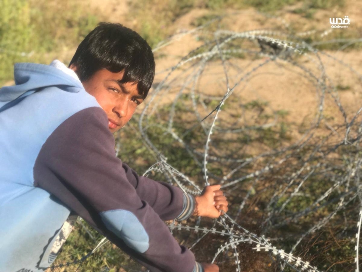 فتى فلسطيني خلال مشاركته في الجمعة الـ 54 من مسيرة العودة (الصورة من شبكة قدس) فتى فلسطيني خلال مشاركته في الجمعة الـ 54 من مسيرة العودة (الصورة من شبكة قدس)