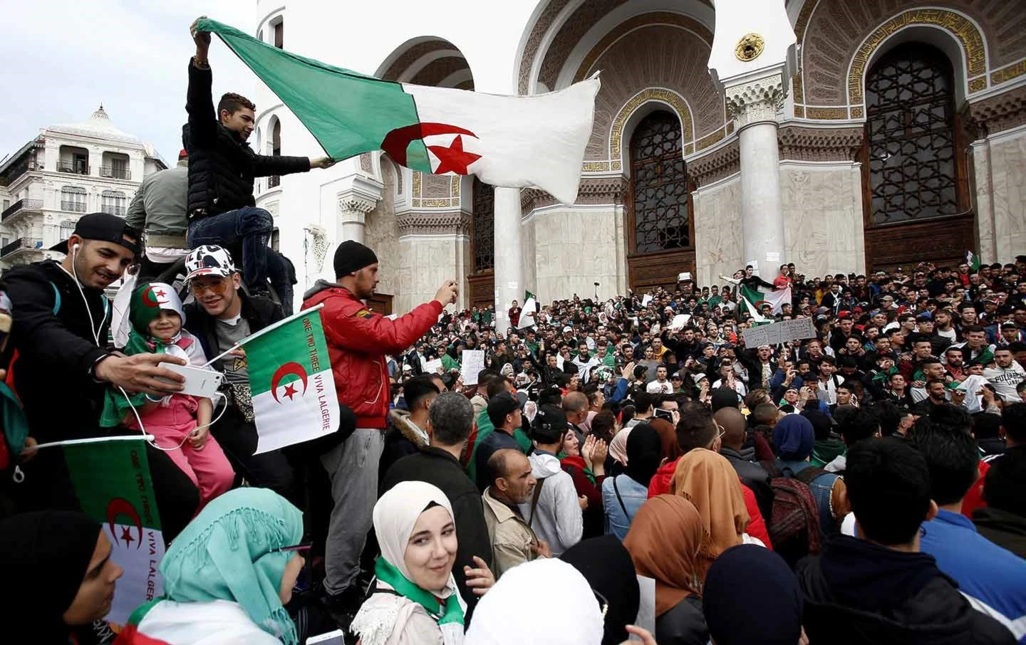 نجاح الجزائرين، حتى الآن على الأقل، في تحقيق مطلبهم الأساس في حمل رئيس الجمهورية على التنحّي سلمياً عن الحُكم، وفي إبعاد حراكهم عن التدخّلات الأجنبية نجاح الجزائرين، حتى الآن على الأقل، في تحقيق مطلبهم الأساس في حمل رئيس الجمهورية على التنحّي سلمياً عن الحُكم، وفي إبعاد حراكهم عن التدخّلات الأجنبية