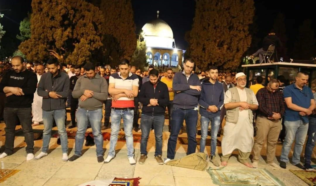 المصلون يصلون خارج باحات المسجد الأقصى المصلون يصلون خارج باحات المسجد الأقصى
