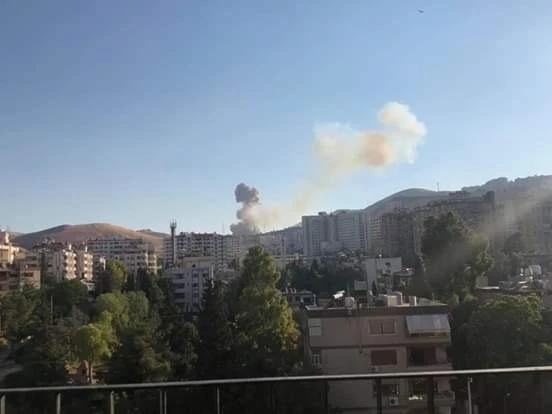 الصورة للدخان المتصاعد جراء الانفحار بمشروع دمر الصورة للدخان المتصاعد جراء الانفحار بمشروع دمر