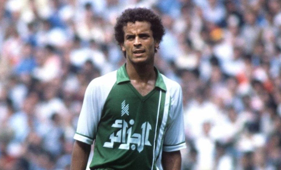 لخضر بلومي أحد نجوم منتخب الجزائر في مونديال 1982 لخضر بلومي أحد نجوم منتخب الجزائر في مونديال 1982
