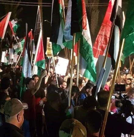 متظاهرون يقتحمون سفارة البحرين في بغداد احتجاجاً على "ورشة المنامة" متظاهرون يقتحمون سفارة البحرين في بغداد احتجاجاً على "ورشة المنامة"